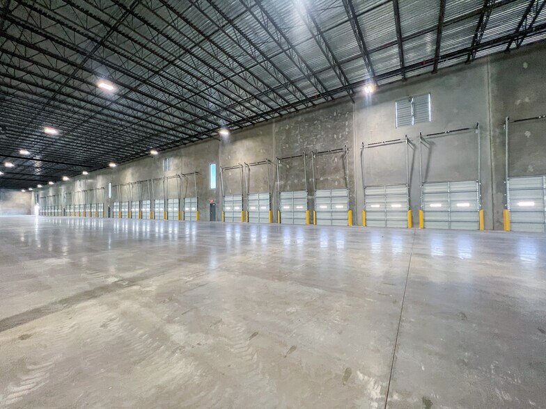 More Photos Of 11708 McAngus Rd, Del Valle Warehouse For Lease
