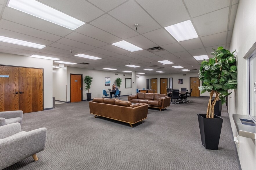 More Photos Of 11410-11420 Mathis Ave, Farmers Branch Distribution For Lease