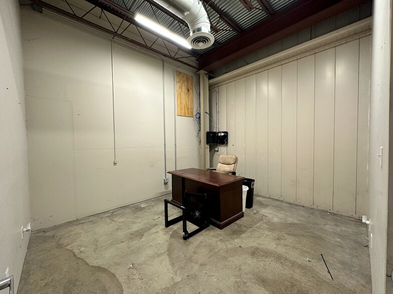 More Photos Of 7111-7113 S Anthony Blvd, Fort Wayne Warehouse For Lease