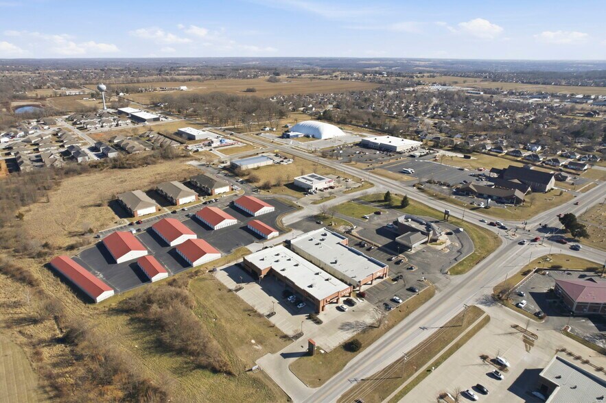 More Photos Of 5540-5550 N Farmer Branch Rd, Ozark General Retail For Lease