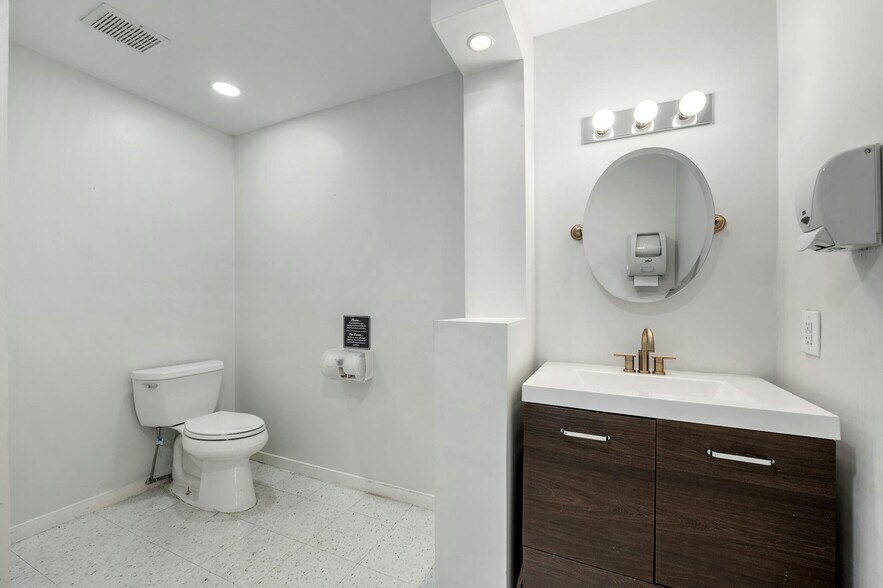 More Photos Of 2413-2415 Greenlawn Pky, Austin Office For Sale