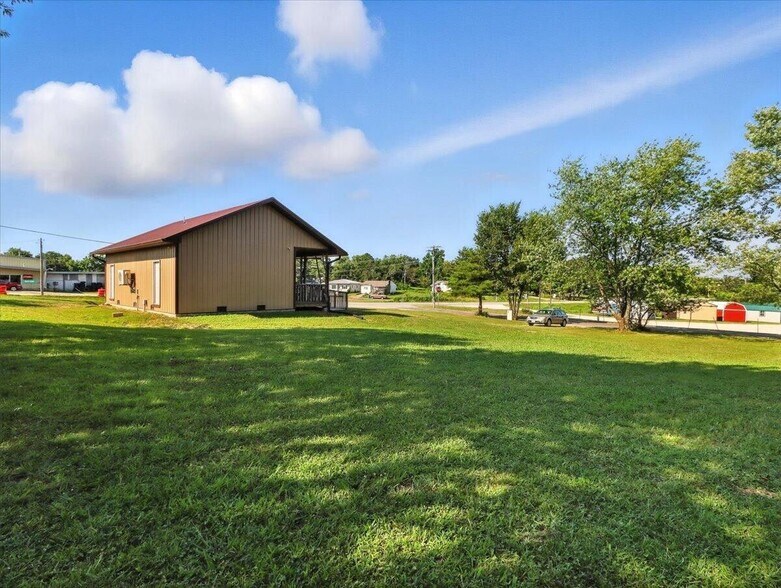 More Photos Of 401 N Busch Ave, Mountain Grove Office For Sale