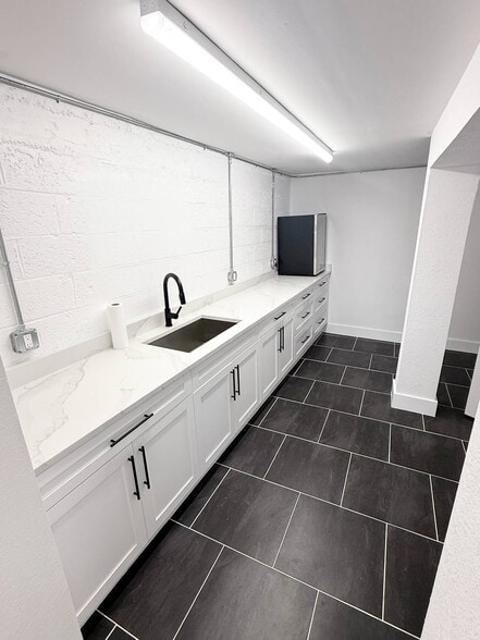 More Photos Of 221-225 N Dixie Hwy, Hallandale Beach Auto Repair For Lease