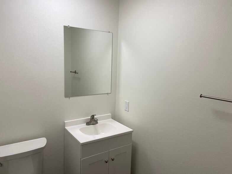 More Photos Of 323 Breesport St, San Antonio Light Distribution For Lease