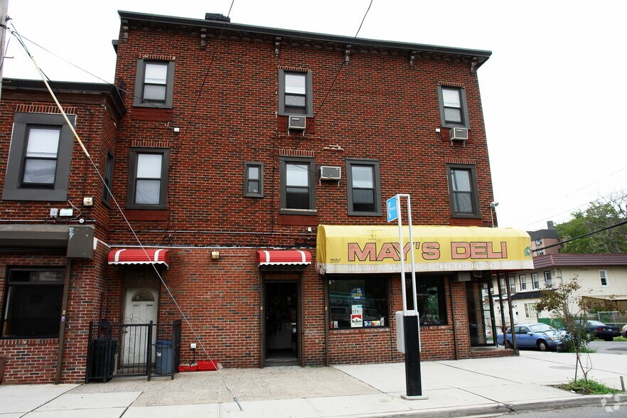 More Photos Of 3152 137th St, Flushing Storefront Retail Residential For Sale