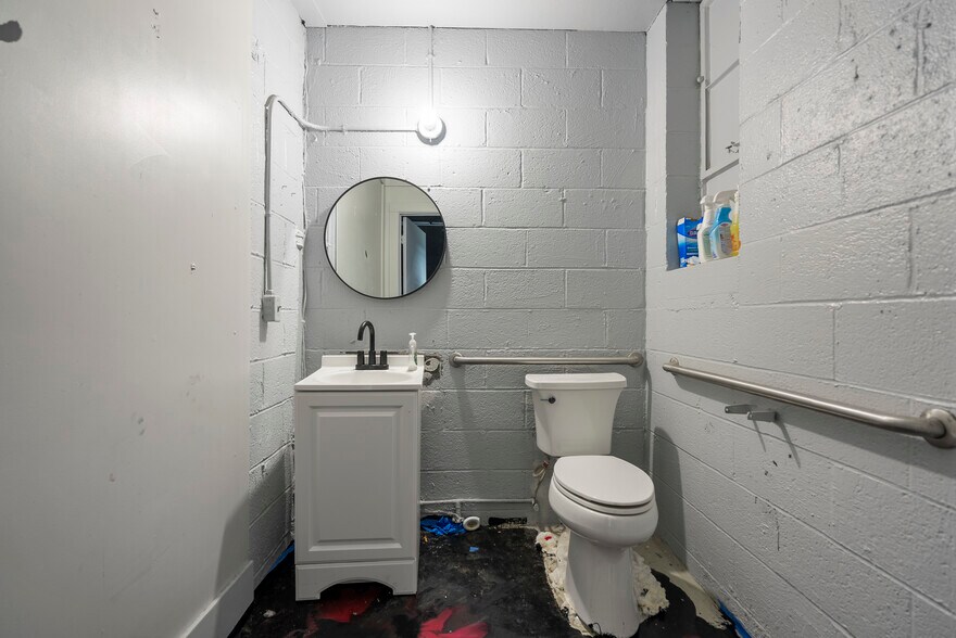 More Photos Of 1006 W 14 Mile Rd, Clawson Storefront For Lease