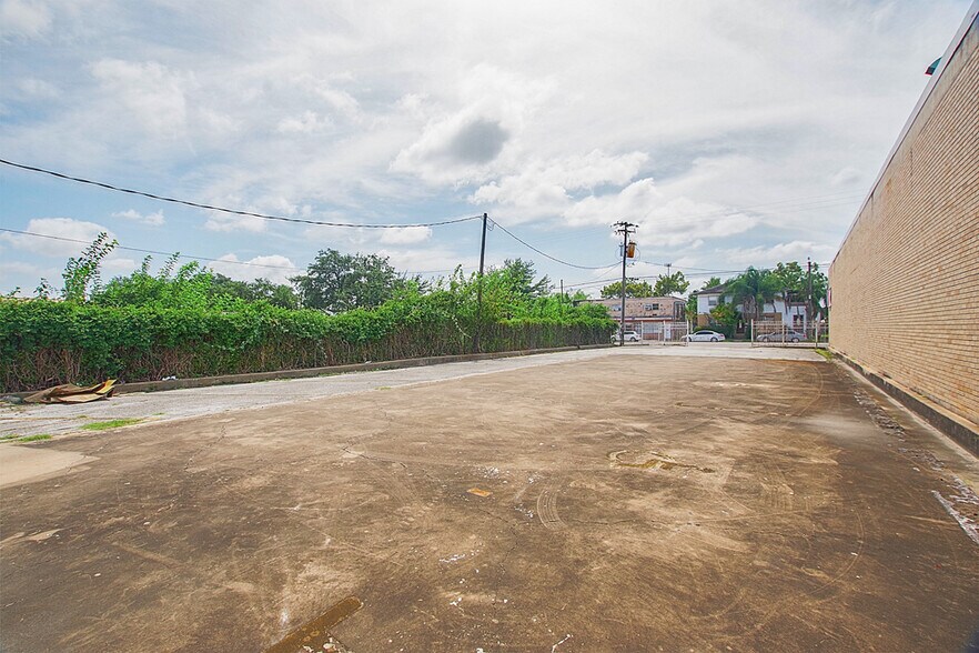 More Photos Of 6704 Harrisburg Blvd, Houston Freestanding For Lease