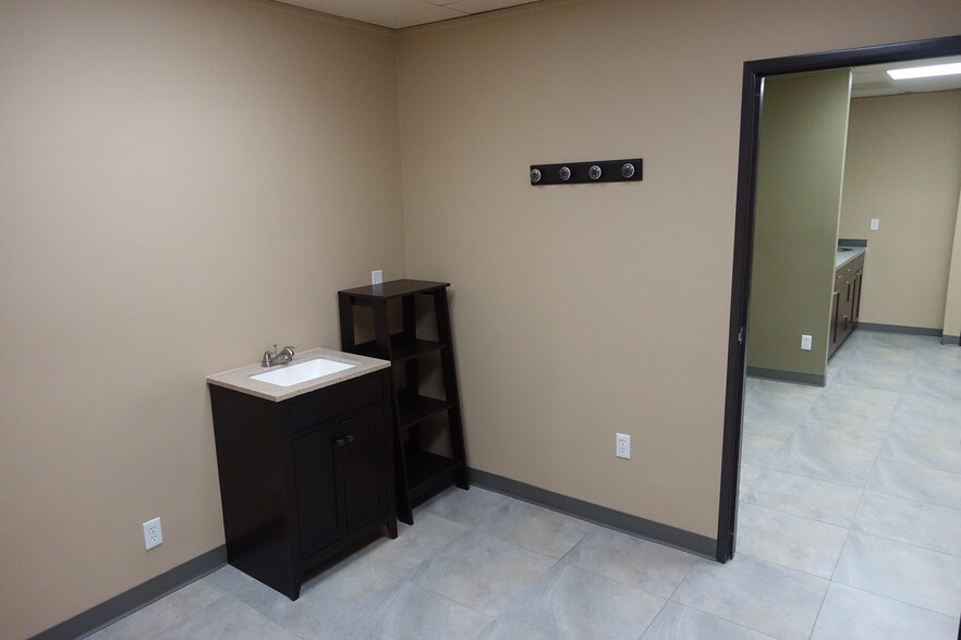 More Photos Of 8607 N 59th Ave, Glendale Office For Lease