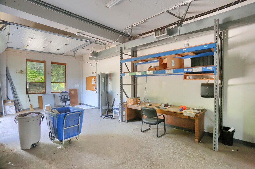 More Photos Of 664 Linden Ave, East Pittsburgh Flex For Sale