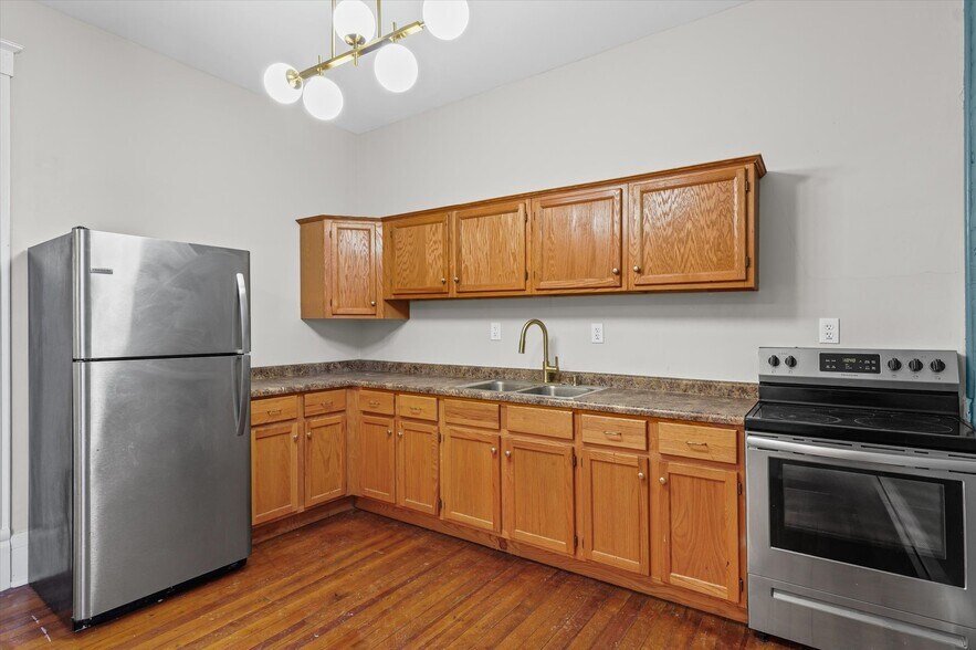 More Photos Of 125 S Market St, Paxton Specialty For Sale