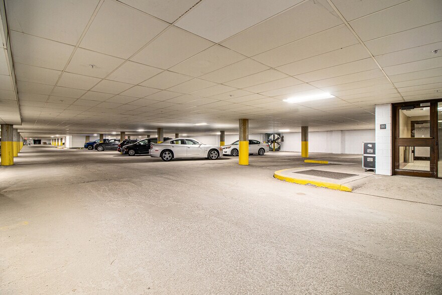 More Photos Of 31440 Northwestern Hwy, Farmington Hills Office For Lease