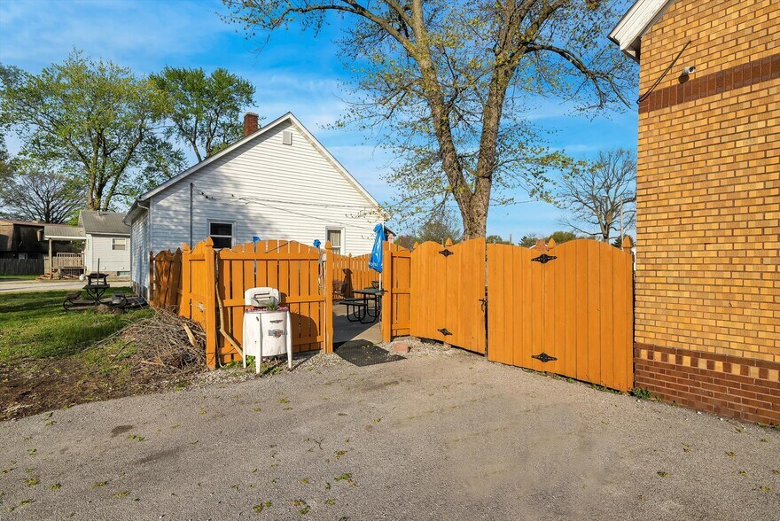 More Photos Of 108 S Old US Route 66, Hamel Restaurant For Sale