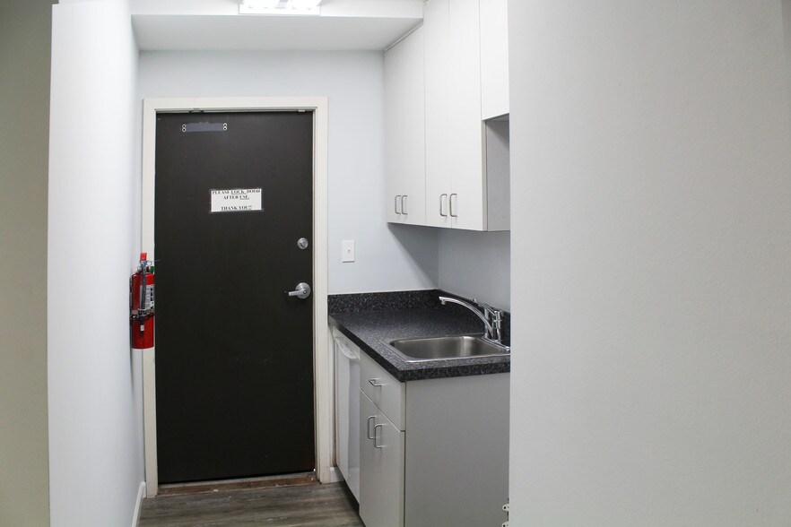 More Photos Of 1102-1108 Poplar Pl, Rogers Medical For Lease