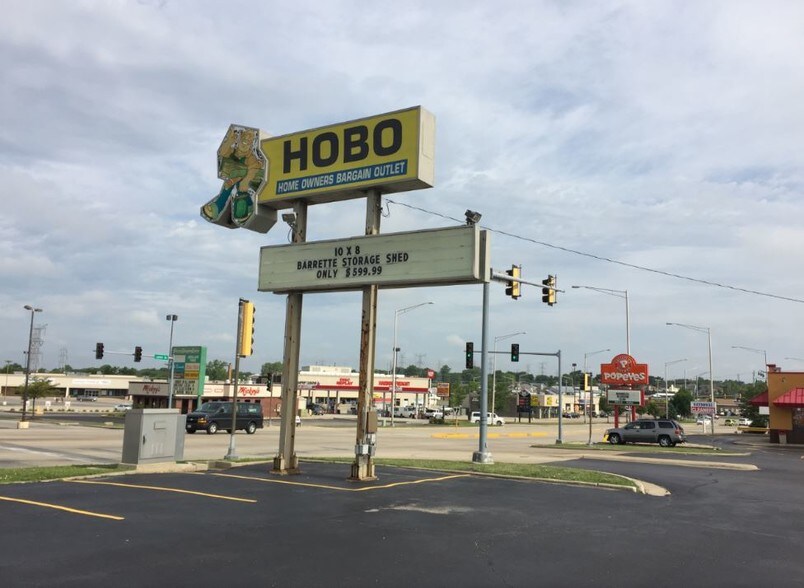 More Photos Of 1693 Plainfield Rd, Crest Hill Department Store For Lease