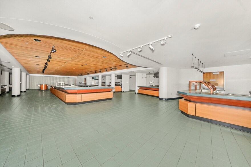 More Photos Of 2400 N Rockton Ave, Rockford Hospital For Lease