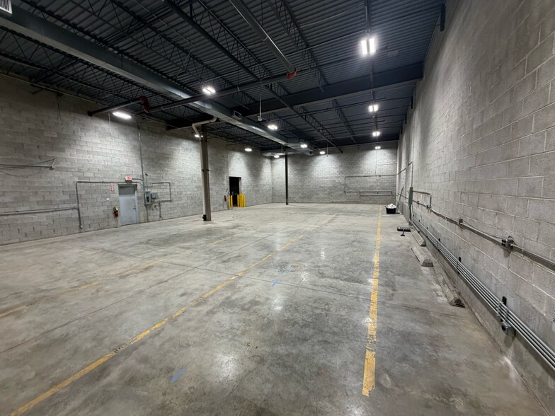 More Photos Of 210 Mittel Dr, Wood Dale Warehouse For Lease