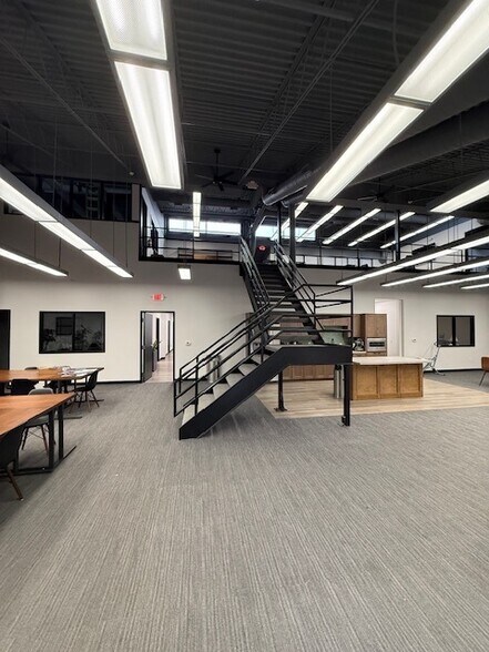 More Photos Of 2485 Directors Row, Indianapolis Office For Lease