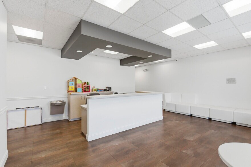 More Photos Of 5540-5550 N Farmer Branch Rd, Ozark General Retail For Sale