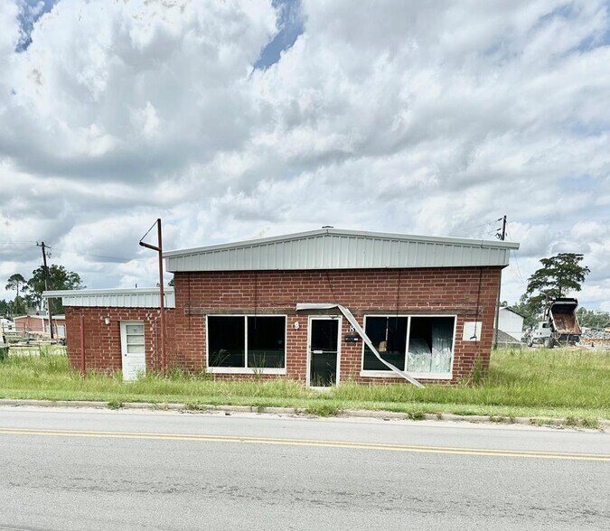 Primary Photo Of 86 S Williams St, Hazlehurst General Retail For Sale