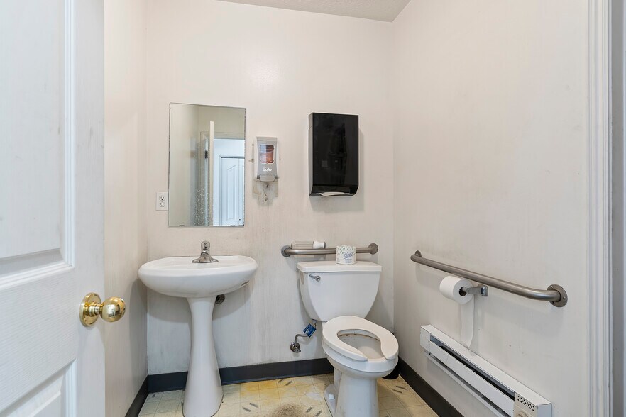 More Photos Of 1704 W 2550 S, Ogden Showroom For Lease