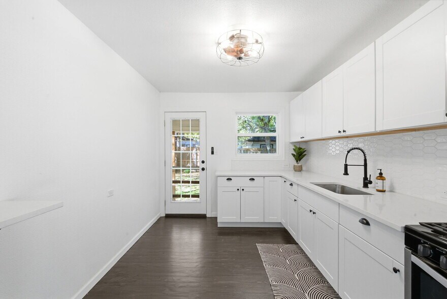 More Photos Of 112 W Akard St, Weatherford Flex For Sale