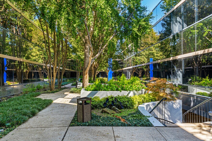 More Photos Of 4004 Belt Line Rd, Addison Unknown For Lease