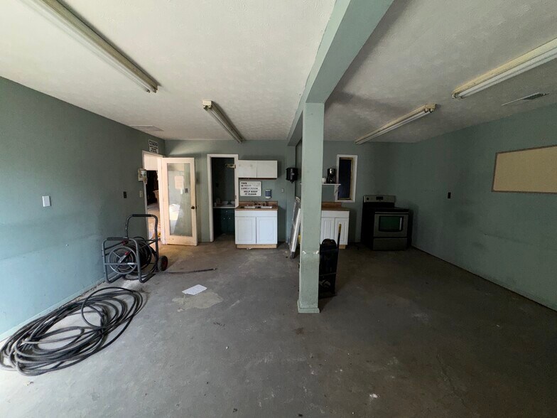 More Photos Of 10535 Highway 53 W, Talking Rock Service For Sale