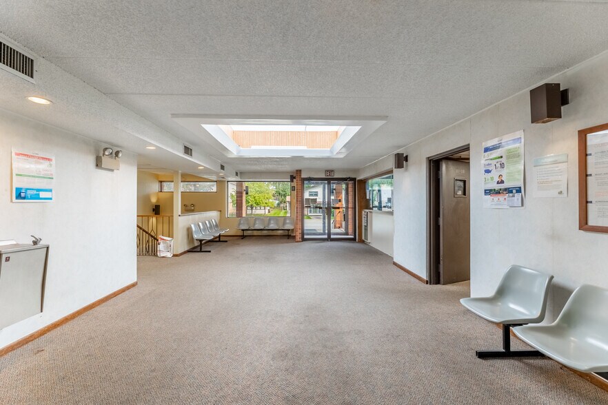 More Photos Of 5601 Victoria Dr, Oak Forest Office For Sale