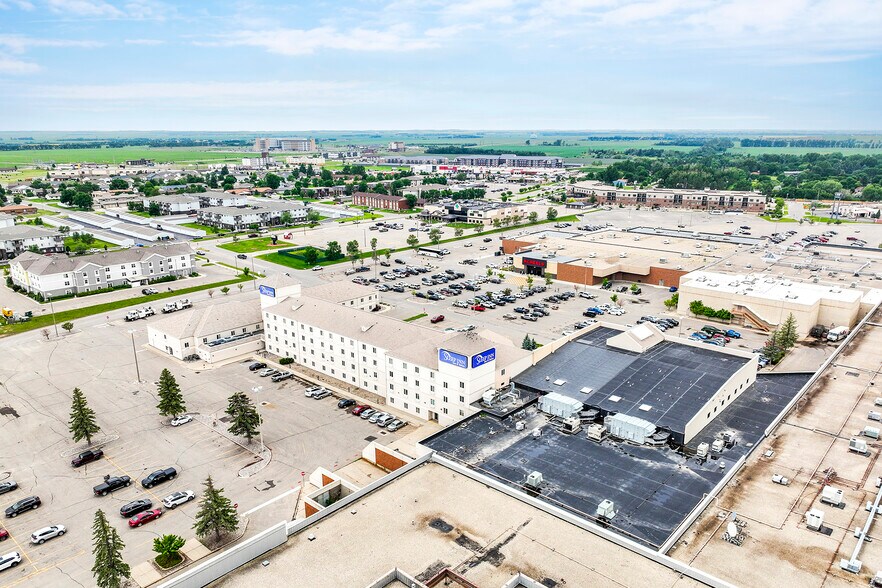 More Photos Of 2400 10th St SW, Minot Hotel For Sale