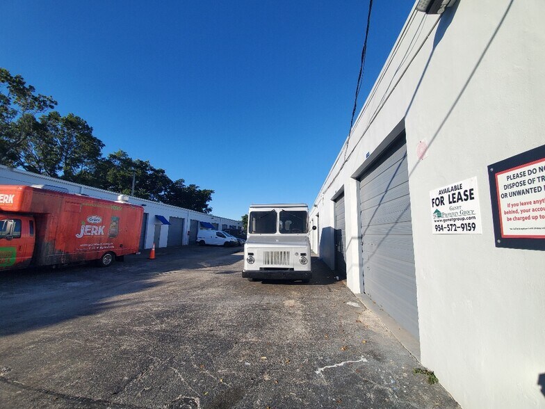 More Photos Of 3161-3181 NE 5th Ave, Oakland Park Self Storage For Lease