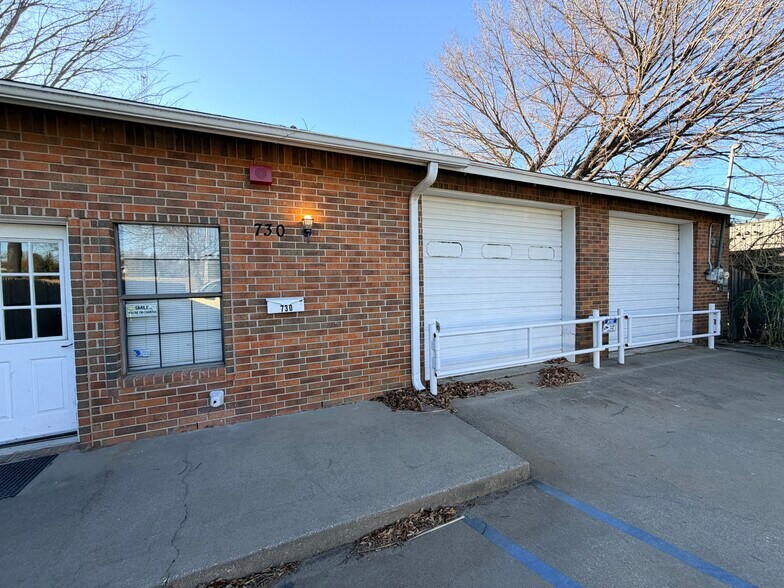 More Photos Of 730 Wainwright St, Denton Office For Lease