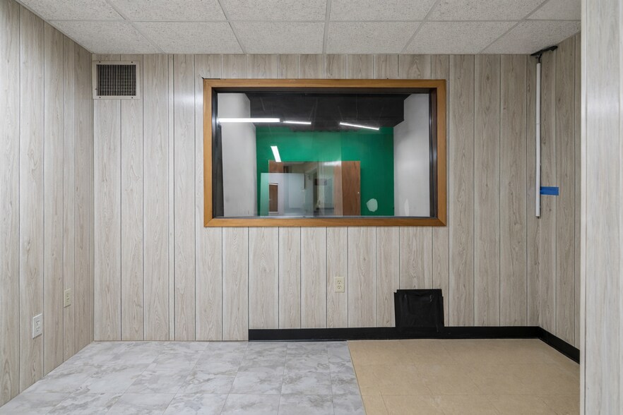 More Photos Of 464-468 Essex St @ Hampshire st, Lawrence Office For Sale