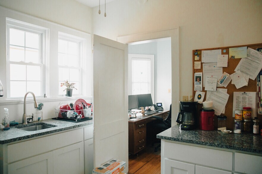 More Photos Of 355 N College Ave, Fayetteville Office For Sale