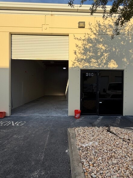 More Photos Of 17030 Alico Commerce Ct, Fort Myers Warehouse For Sale