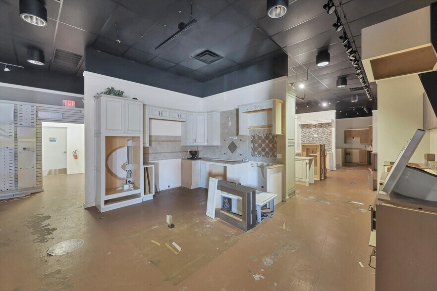 More Photos Of 2451 17th St, Sarasota Showroom For Sale