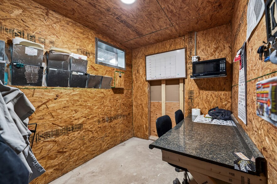 More Photos Of 1401 E Main St, Linn Flex For Sale