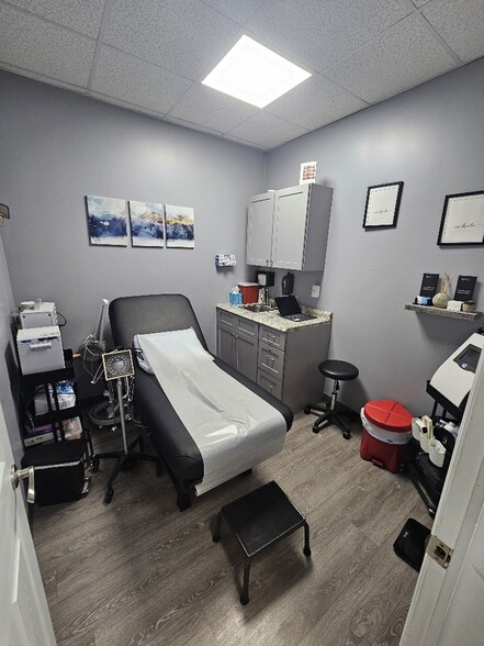 More Photos Of 158 Jericho Tpke, Mineola Storefront Retail Residential For Lease