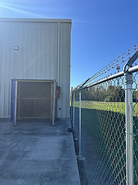 More Photos Of 3001 S Darla Ave, Gonzales Warehouse For Lease