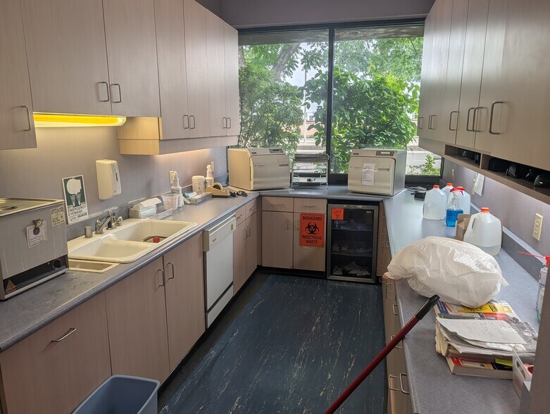 More Photos Of 1128 N Chinowth St, Visalia Medical For Sale