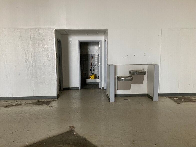 More Photos Of 1401 Vine St, Poplar Bluff Storefront For Sale