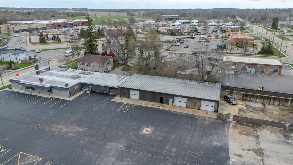 More Photos Of 670 E Calhoun St, Woodstock Flex For Lease