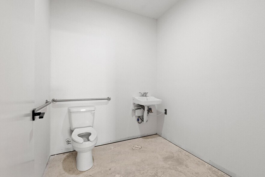 More Photos Of 717 E Liberty St, Pilot Point Storefront Retail Office For Lease