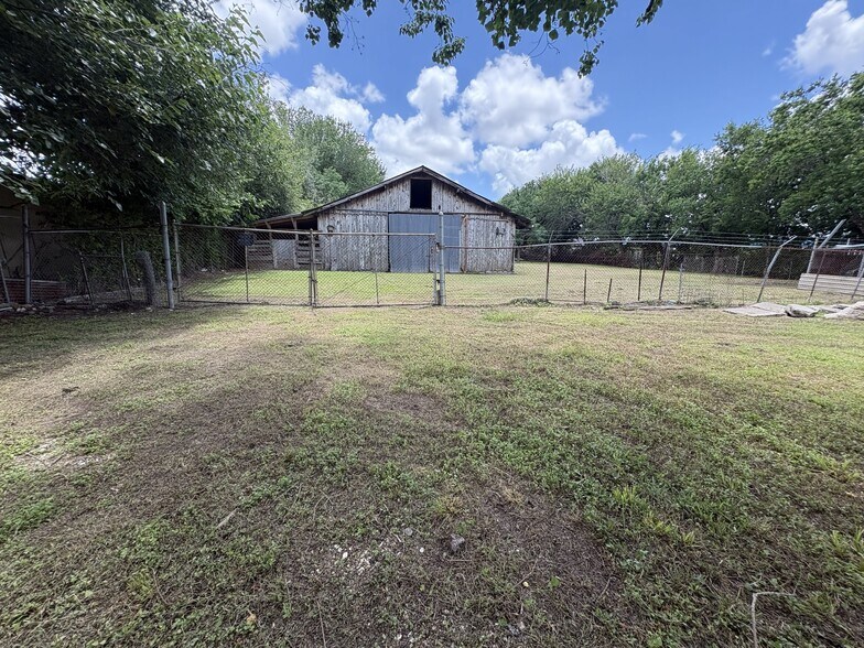 More Photos Of 210 Vista Rd, Pasadena General Retail For Sale