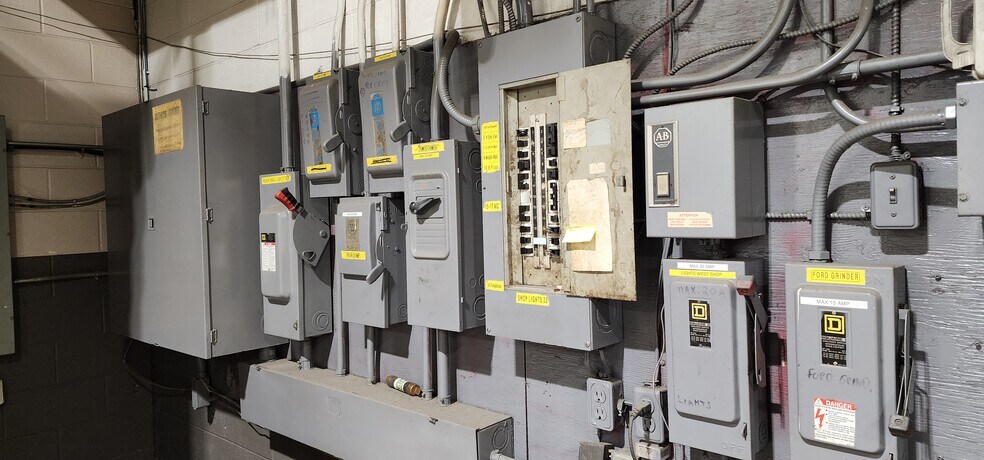 More Photos Of 1725 Rossi Dr, Tecumseh Distribution For Lease