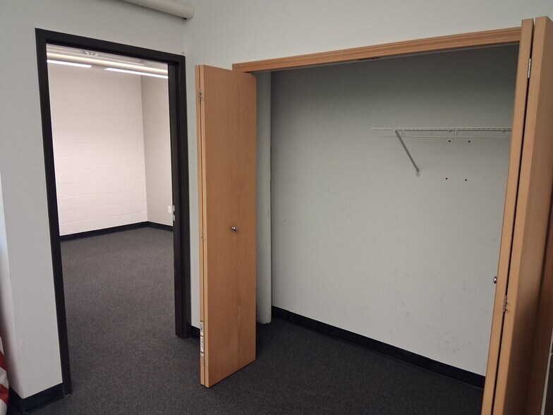 More Photos Of 46400 Continental Dr, Chesterfield Warehouse For Lease