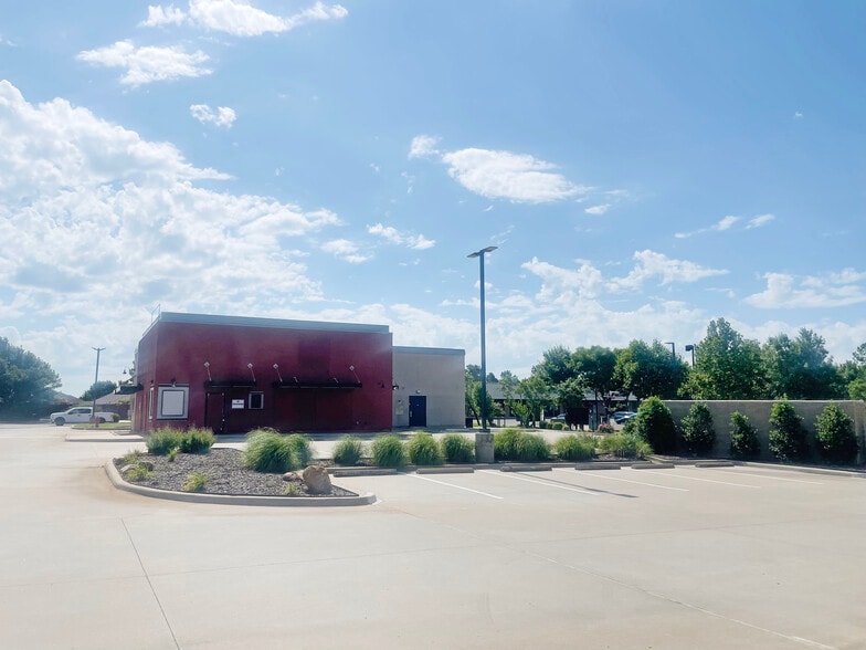 More Photos Of 2108 W Danforth Rd, Edmond Fast Food For Lease
