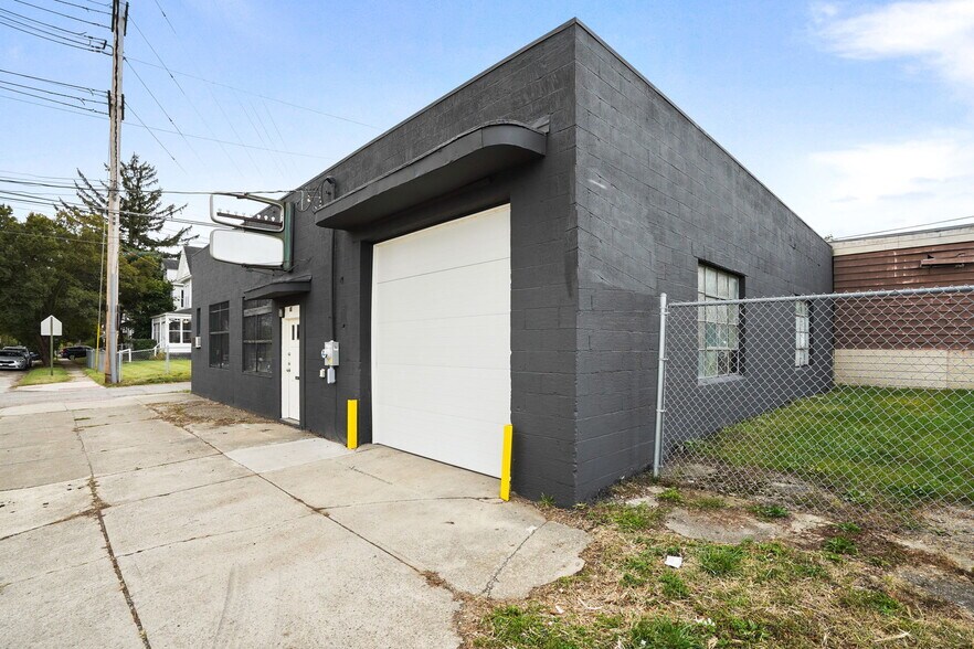 More Photos Of 19 S Highland Ave, Columbus Mixed Retail For Lease