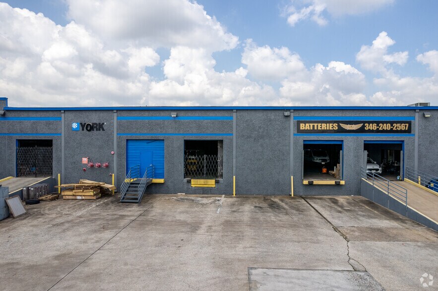 More Photos Of 5921-5937 S Loop Fwy E, Houston Warehouse For Lease