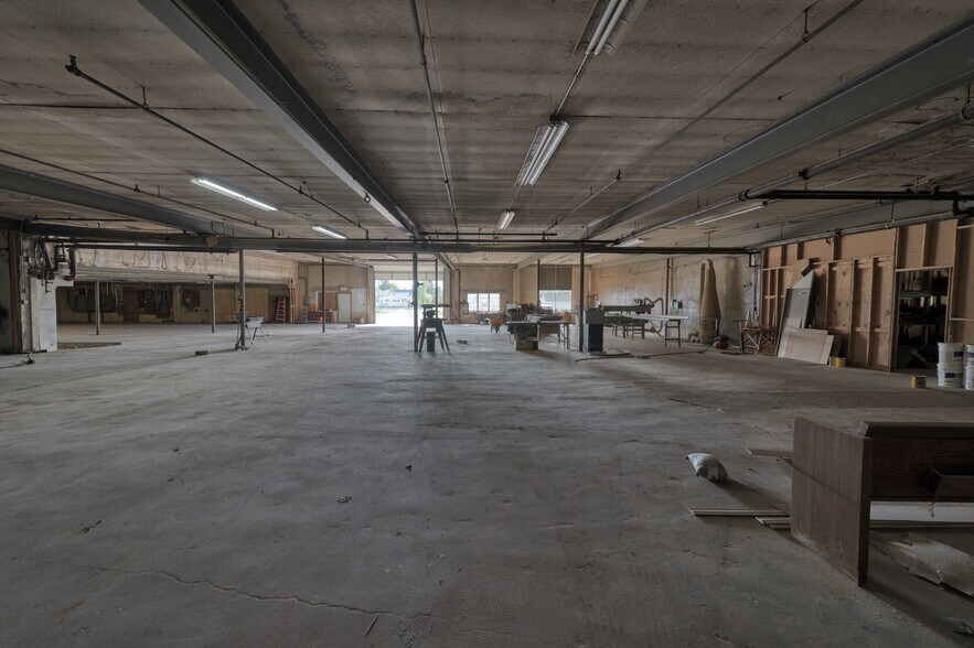 More Photos Of 106 E Smith St, Iron Mountain Distribution For Sale