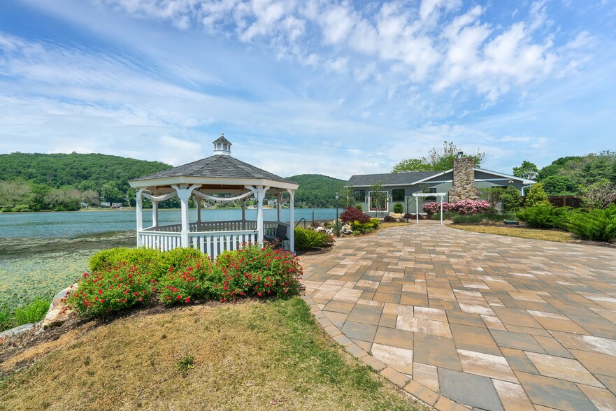 Primary Photo Of 11 Lakeside Dr E, Belvidere Restaurant For Sale